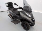 un scooter garé dans un garage