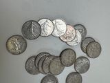 beaucoup de pièces qui sont sur la table