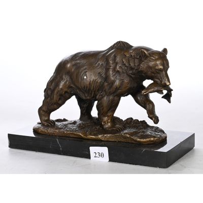 sculpture en bronze représentant un ours tenant un poisson dans la gueule