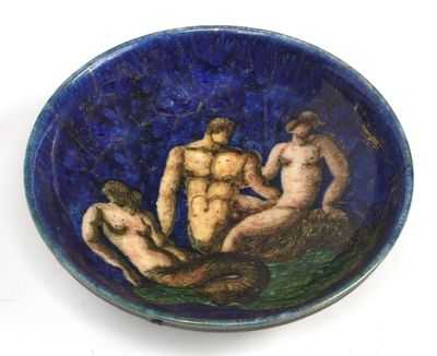 un bol bleu sur lequel sont représentés trois hommes assis