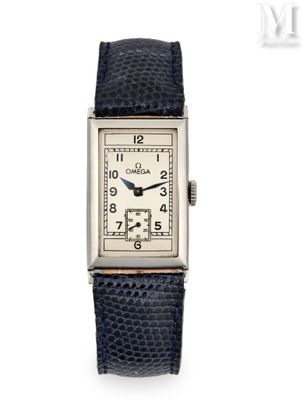 gros plan d'une montre sur fond blanc avec un bracelet noir
