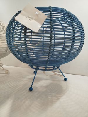 une chaise bleue et une chaise blanche sur un sol blanc