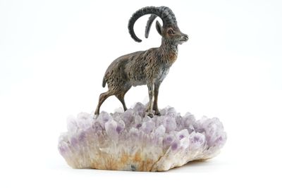 BOUC en bronze fixé sur une améthyste.