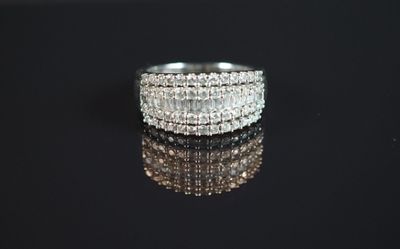 gros plan d'une bague en diamant sur une surface noire