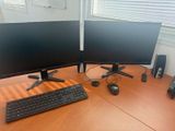 deux écrans d'ordinateur et un clavier sur un bureau