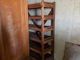 une étagère en bois dans un coin d'une pièce