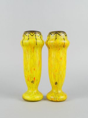 une paire de vases en verre jaune sur fond blanc