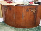 une armoire en bois surmontée d'un miroir