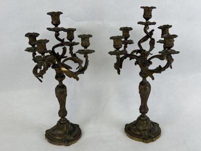paire de candélabres anciens en laiton avec oiseaux et fleurs