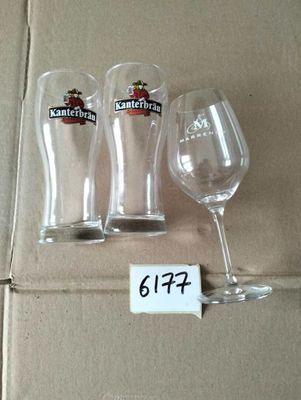 trois verres à vin vides posés sur une boîte en carton