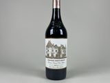 la bouteille de vin rouge est posée sur la table