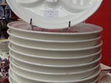 une pile d'assiettes posée sur une table recouverte d'une nappe rouge
