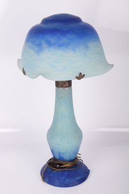 une photo d'une lampe bleue et blanche posée sur une table