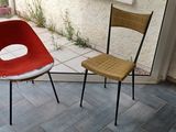 deux chaises placées devant une fenêtre
