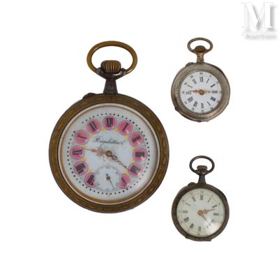 trois types différents de montres de poche sur fond blanc