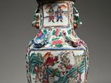 un vase orné d'un motif posé sur une table