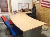 un bureau avec une chaise et un drapeau accroché au mur