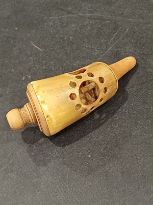 Appeau en corne et bois tourné, sculpté ajouré. - Photo 1