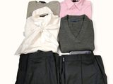trois chemises et pantalons pour homme disposés sur une surface blanche