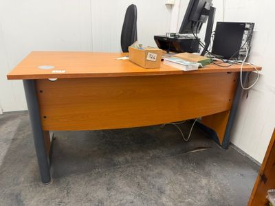 un bureau avec deux ordinateurs et une bibliothèque dans un coin