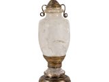 une photo d'un vase en verre posé sur un socle