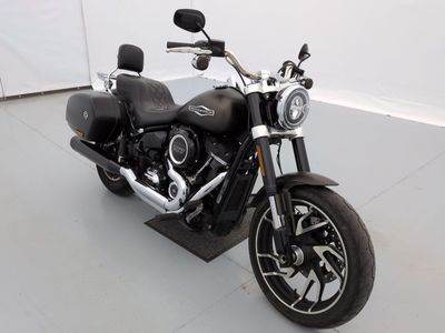 une moto noire garée dans une pièce