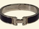 bracelet orné d'incrustations d'émail noir et doté d'un fermoir plaqué argent