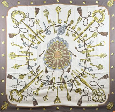 un foulard carré orné d'un motif représentant des clés