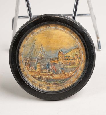 une photo d'une horloge sur laquelle est peinte une image