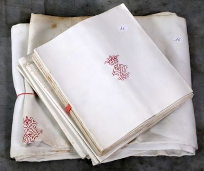 Un service de table en damassé, décor de fleurs et fleurs de…