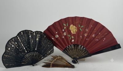 deux éventails rouges et noirs ornés de motifs dorés