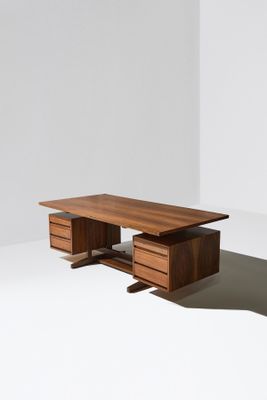 l'image d'un bureau en bois surmonté de deux tiroirs