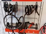 une photo d'un garage avec tout un tas de tuyaux