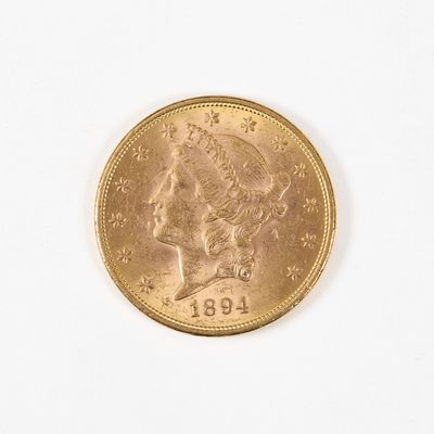 une pièce d'or avec l'image d'une femme dessus