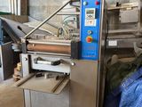 une machine sur laquelle est placé un rouleau de papier