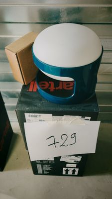 une boîte avec un couvercle bleu posée à côté d'une boîte avec un couvercle blanc