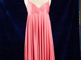 une robe rose posée sur un mannequin, devant un fond bleu