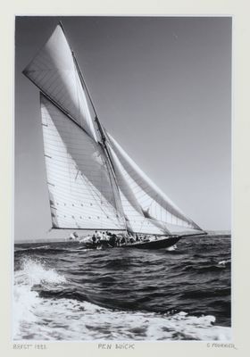une vieille photo en noir et blanc d'un voilier naviguant sur l'océan