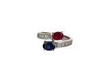 une image montrant un gros plan d'une bague sertie d'une pierre rouge et d'une pierre bleue