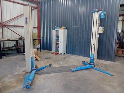 une photo d'un garage dans lequel se trouvent quelques machines