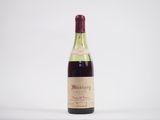 la bouteille de vin est posée sur une surface blanche