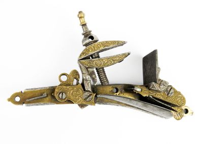 ARMES à FEU. Platine à la miquelet de moukala en acier et la…
