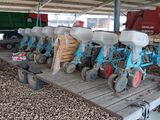 un tracteur garé à côté d'un rang de maïs