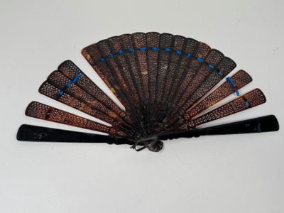 un ventilateur posé sur une table