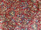 une image représentant un tissu à motifs floraux rouges et bleus