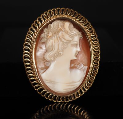 un gros plan sur le visage d'une femme dans une bague en or