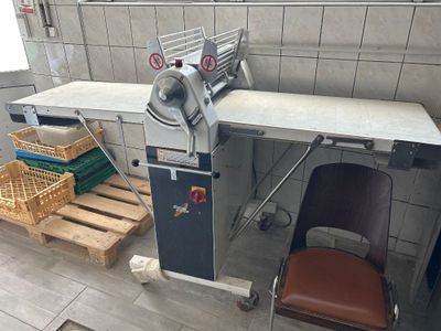 une machine posée sur une table dans une pièce