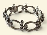 un bracelet en argent orné de plusieurs breloques
