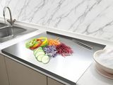 une planche à découper avec des légumes sur le plan de travail de la cuisine