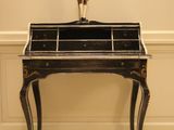 un petit bureau sur lequel se trouve la statue d'un homme